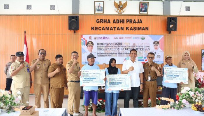 Warga Bojonegoro Sumringah, Ribuan Peternak Terima Domba dan Pakan Gratis dari Pemkab