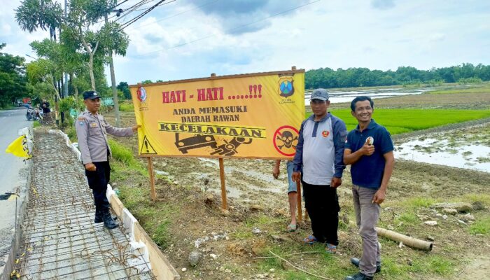 Kerap Terjadi Laka, Pemdes Kesongo dan Polsek Kedungadem Pasang Rambu Keselamatan