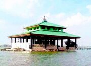 Wisata Religi Unik, Makam Mbah Mudzakir Ternyata Berada di Tengah Laut