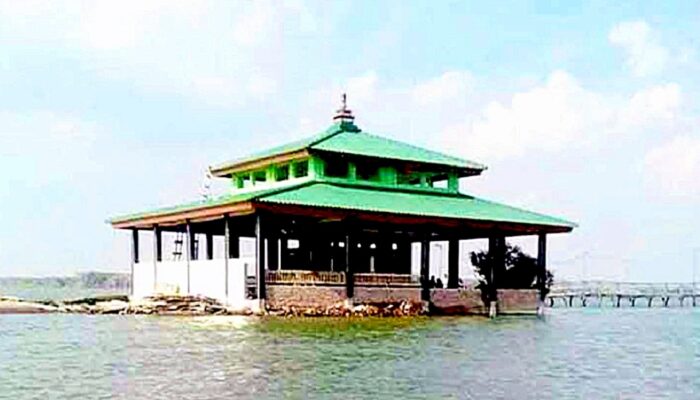 Wisata Religi Unik, Makam Mbah Mudzakir Ternyata Berada di Tengah Laut