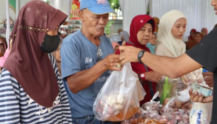 Telur dan Minyak Goreng Dijual Murah, Warga Bojonegoro Rebutan di Pasar Murah Disperindag Jatim
