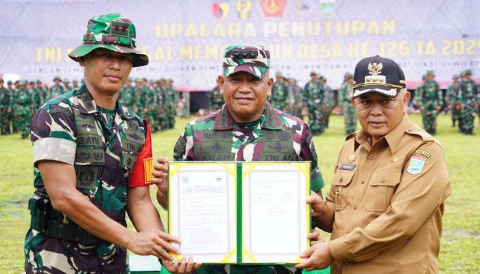 Gotong Royong TNI dan Warga Warnai Penutupan TMMD ke-126 di Desa Lebakharjo Malang