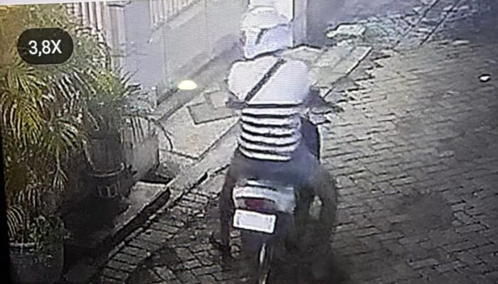 Terekam CCTV, Dua Orang Tak Dikenal Diduga Intai Perumahan di Bojonegoro