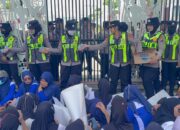 Dingin di Tengah Panasnya Aksi, Polwan Bojonegoro Bikin Adem dengan Air Mineral
