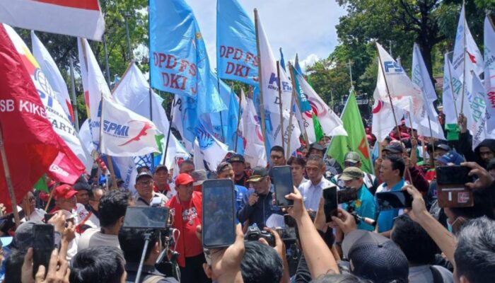 Ratusan Buruh Ultimatum Gubernur Pramono Anung: Naikkan UMP Jakarta atau..