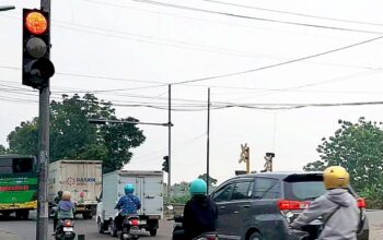 Kacau, Semua Jenis Kendaraan Nerobos Lampu Merah di Perempatan Balen Bojonegoro