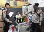 Polisi Lamongan Amankan Puluhan Botol Miras Jelang Nataru