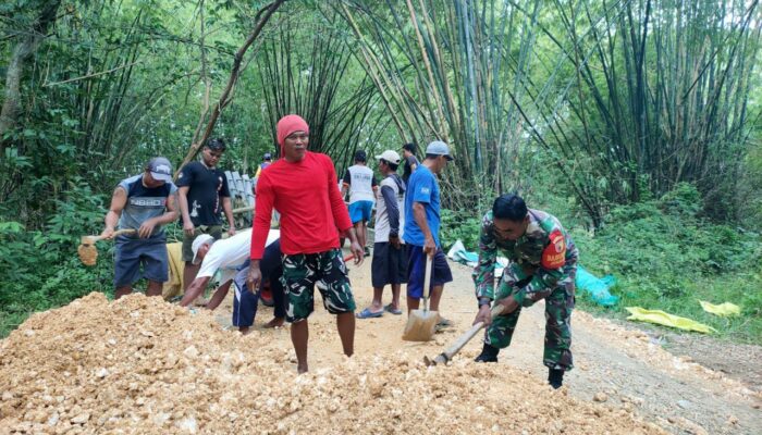 Kerja Cepat, TNI Polisi Warga Bersatu Perbaiki Jalan Amblas di Lamongan