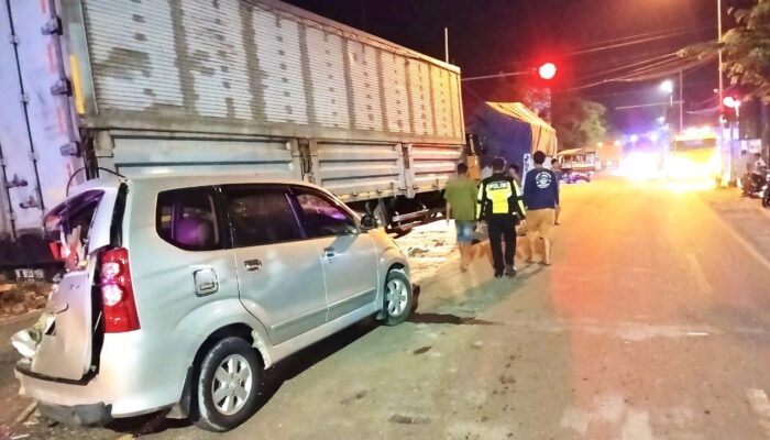 Diduga Sopir Mengantuk, Truk Tronton Sebabkan Laka Beruntun di Balen Bojonegoro