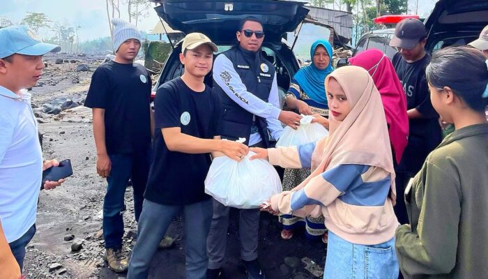 Ratusan Paket Sembako untuk Korban Semeru, YALPK Group Turun Langsung ke Lokasi