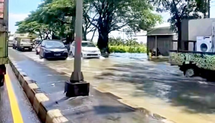 Motor Mogok dan Antrean Panjang Warnai Banjir di Jalur Lamongan–Babat