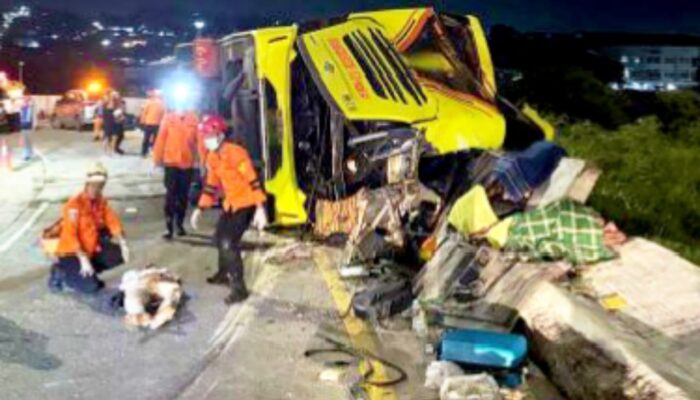 Horor di Jalur Tol Semarang: 15 Tewas Usai Bus Hantam Pembatas, Evakuasi Korban Berlangsung Dramatis