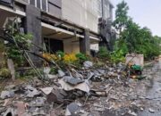 Gapura Pemkab Lamongan Runtuh Diterjang Puting Beliung