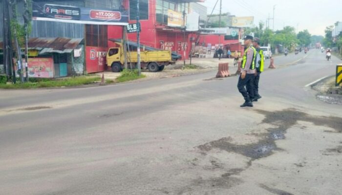Kapolsek Kapas Bojonegoro Sapa Pengendara di Proliman, Ini Pesan Pentingnya