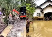 Lumpur Capai Atap Rumah, Warga Aceh Timur Bersihkan Pakai Alat Berat
