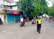 Jam Sibuk Pagi, Polisi Hadir di Perempatan Pasar Kedungadem Bojonegoro