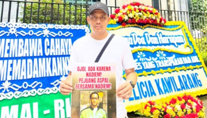 Ratusan Ojol Aksi Damai di PN Jakpus, Kawal Sidang Nadiem Makarim