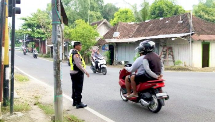 Pagi Hari Tanpa Macet, Ini Aksi Polsek Sugihwaras Bojonegoro di Jalan Raya