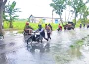 Genangan Air Hambat Lalu Lintas, Polisi Sukodadi Lamongan Siaga di Lokasi