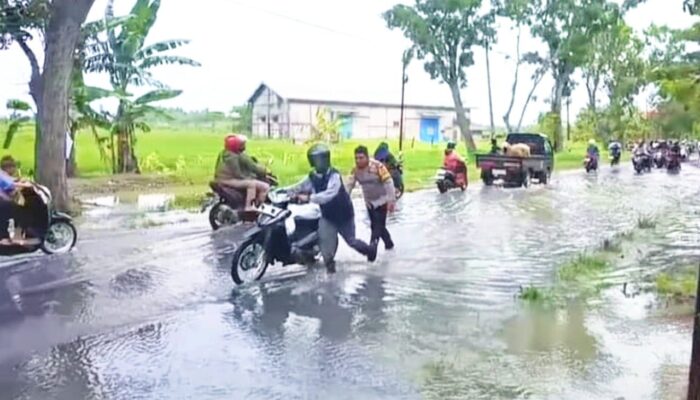Genangan Air Hambat Lalu Lintas, Polisi Sukodadi Lamongan Siaga di Lokasi