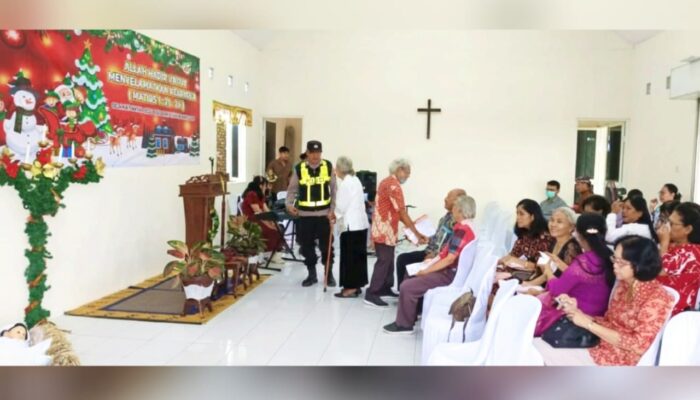 Pengamanan Humanis Polsek Balen Bojonegoro Warnai Ibadah Natal di GKJW