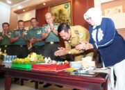 Hangat dan Penuh Tawa, Kejutan Ultah Dandim untuk Bupati Lamongan