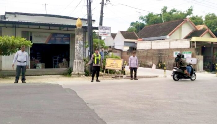 Cegah Macet dan Kecelakaan, Polisi Kepohbaru Bojonegoro Atur Lalu Lintas