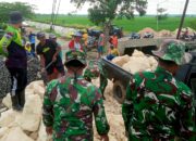 TNI Perbaiki Tanggul Kali Patih Lamongan, Ancaman Banjir Berhasil Ditekan