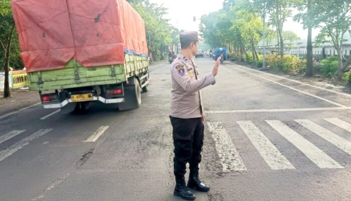 Perempatan Balen Bojonegoro Jadi Fokus, Polisi Siaga Antisipasi Kereta Lewat