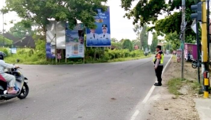 Jam Sibuk Pagi Aman, Polisi Jaga Pertigaan Sugihwaras Bojonegoro