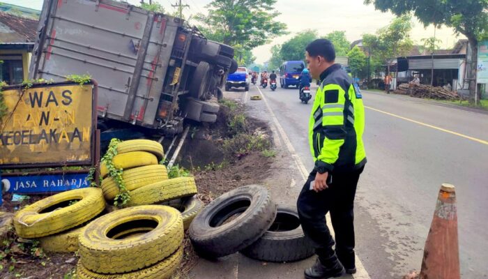 Sering Terjadi Kecelakaan, Truk Box Kembali Terperosok di Balen Jalur Bojonegoro – Babat
