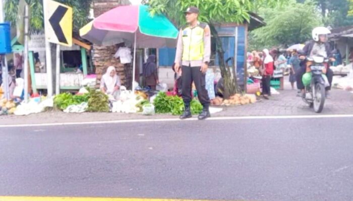 Polri Hadir di Tengah Warga, Lalu Lintas Pasar Gubuk Dhuwur Margomulyo Bojonegoro Terkendali
