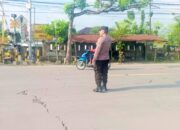 Anak Sekolah Disebrangkan, Polisi Hadir Sejak Pagi di Kalitidu Bojonegoro