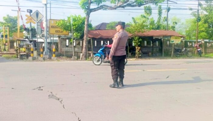 Anak Sekolah Disebrangkan, Polisi Hadir Sejak Pagi di Kalitidu Bojonegoro
