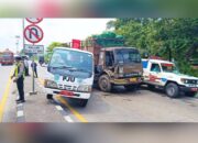 Diduga Kurang Fokus, Truk Picu Tabrakan Beruntun di Deket Lamongan