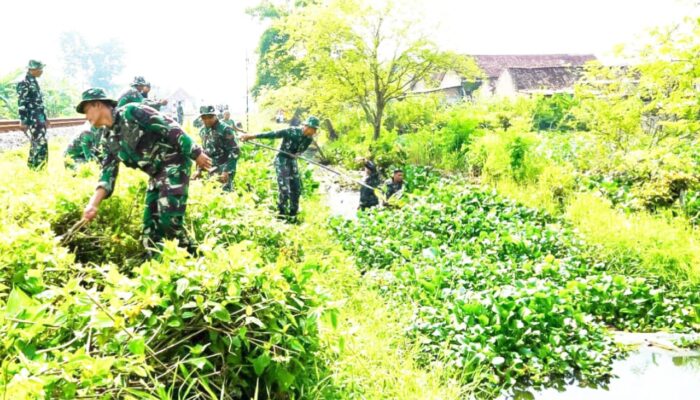 Cuaca Ekstrem, TNI dan Warga Sukorejo Bojonegoro Turun Bersihkan Sungai