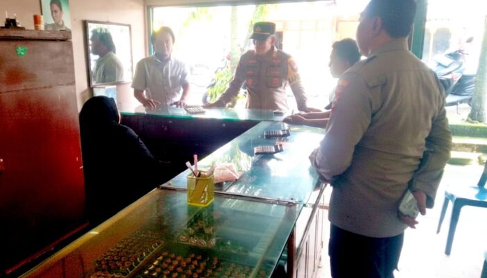 Jaga Kamtibmas, Polisi Pantau Ketat Toko Emas di Balen Bojonegoro