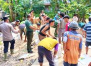 Banjir Ancam Permukiman, Danramil Babat Bojonegoro Pimpin Aksi Gotong Royong