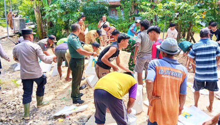 Banjir Ancam Permukiman, Danramil Babat Bojonegoro Pimpin Aksi Gotong Royong