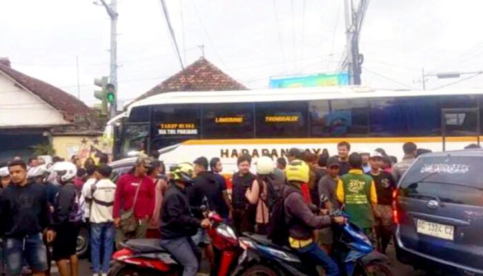 Bus Harapan Jaya Ngamuk di Lampu Merah Kediri, Balita Jadi Korban