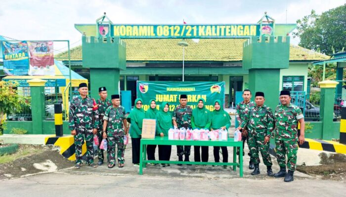 Hangat dan Humanis, Jumat Berkah Koramil Kalitengah Lamongan Disambut Warga