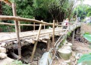 Akses Vital Putus, Warga Perbatasan Bojonegoro Lamongan Andalkan Jembatan Bambu