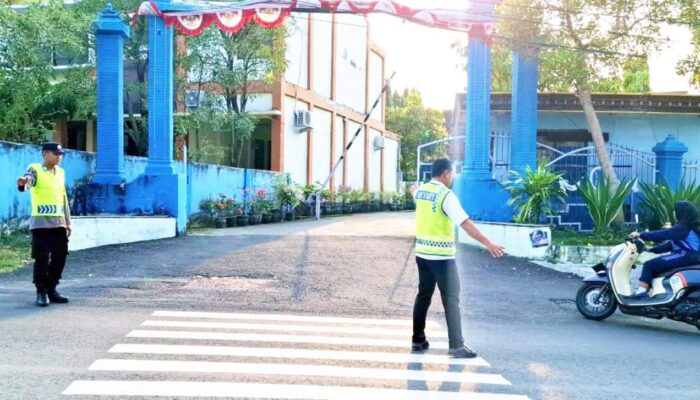 Sapa Pagi Polsek Temayang Bojonegoro, Anak Sekolah Nyaman Menyeberang Jalan