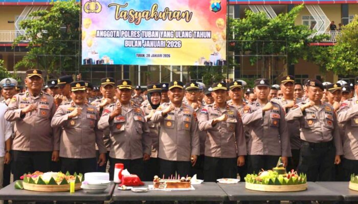 Penuh Kejutan, Kapolres Tuban Rayakan Ultah Anggota dengan Tumpeng