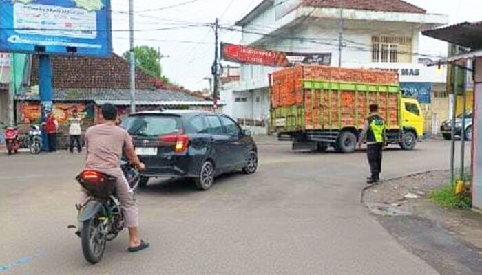 Polisi Siaga di Perempatan Pasar Kedungadem Bojonegoro Setiap Pagi