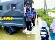 Peduli Pendidikan, Polisi Lamongan Antar Pelajar di Tengah Banjir