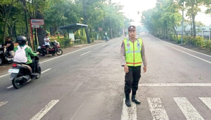 Polsek Balen Bojonegoro Standby Pagi Hari, Cegah Kemacetan dan Kecelakaan