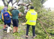 Telepon 110 Masuk, Polisi Lamongan Langsung Terjun Tangani Bencana