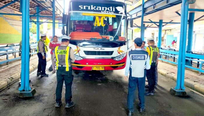 Satlantas Lamongan Turun Langsung, Bus Wisata Religi Tak Luput dari Ramp Check