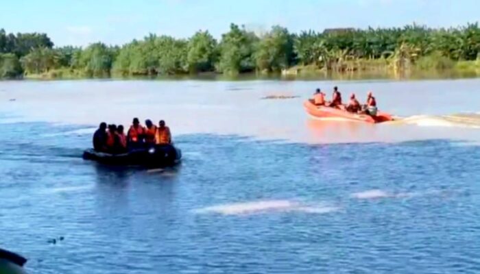 Cuaca Buruk Tak Surutkan Pencarian Anak Lamongan Tenggelam di Bengawan Solo